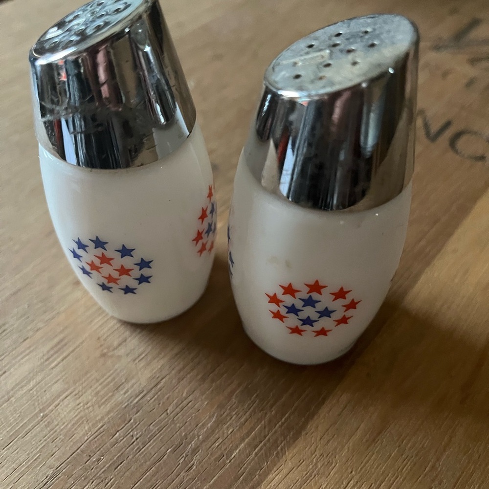 Gemco Salt and pepper shakers. set of two. Red and blue stars. chrome style top - Picture 3 of 6